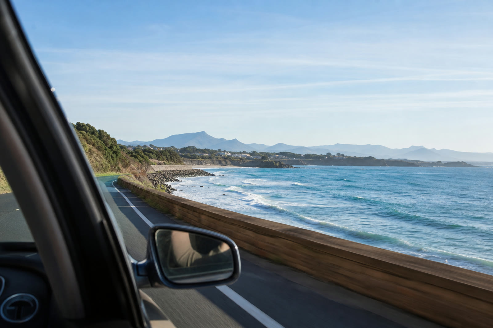 Route côtière entre Biarritz et Saint-Jean-de-Luz vue depuis une voiture