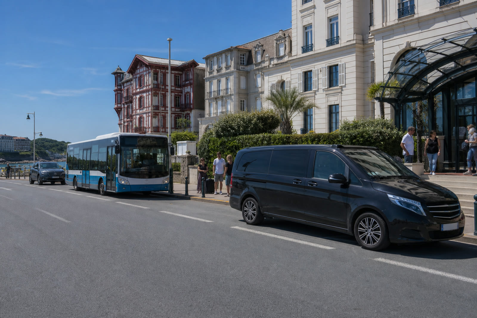 Différents véhicules de transport de voyageurs devant un hôtel à Biarritz